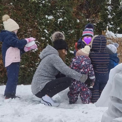 Im Schnee spielen Im Schnee spielen